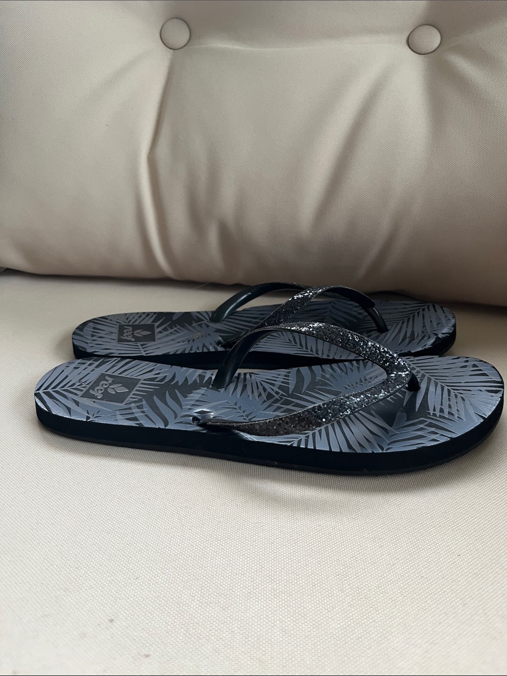 Reef Women's Black Glitter Strap Sandals with Gray Tropical Print - Picture 6 of 8